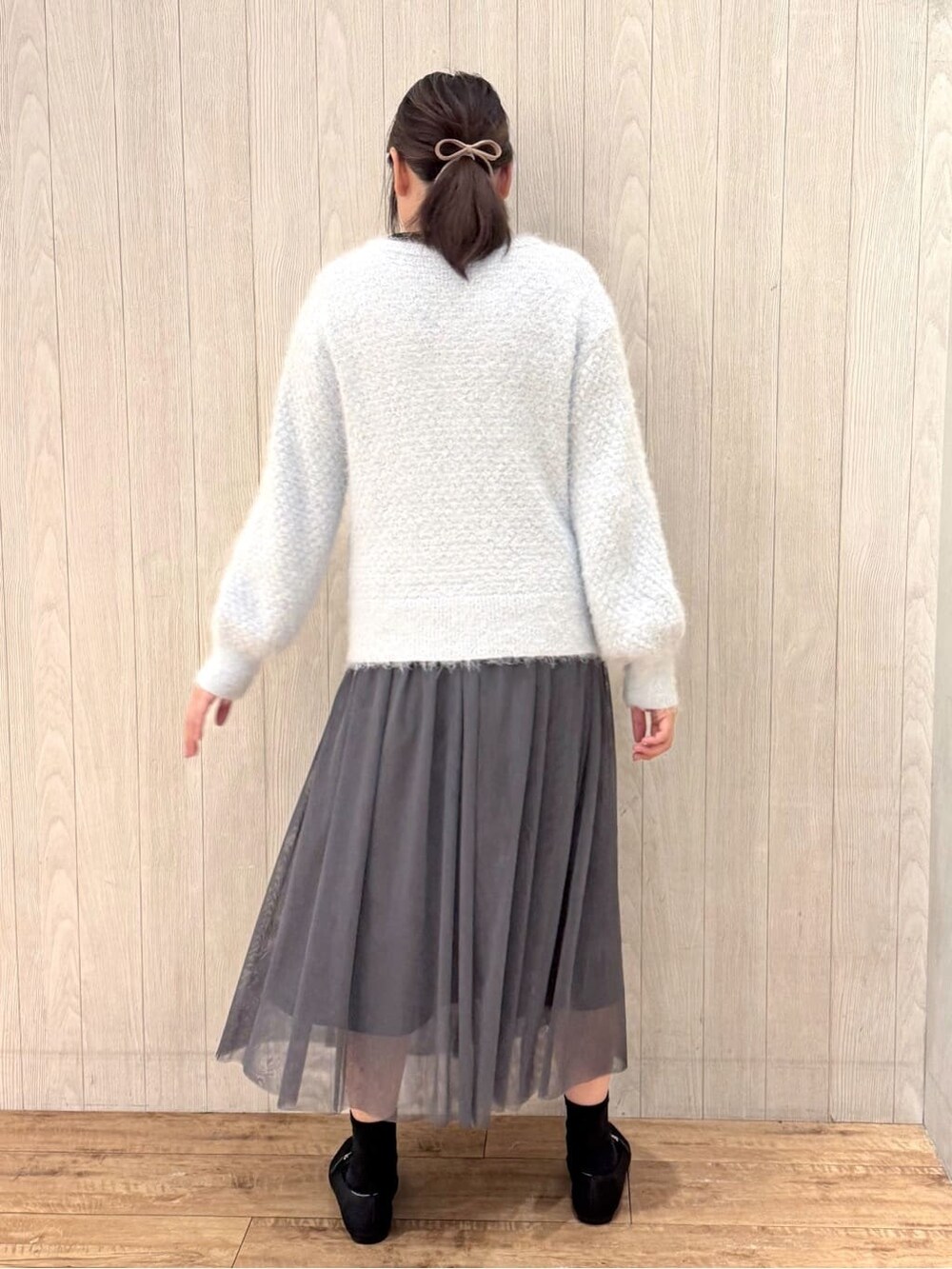 ブルー系のカーディガン/ボレロ、グレー系のスカート、ブラック系のその他シューズを着用したレディースの冬コーディネートの3枚目の写真