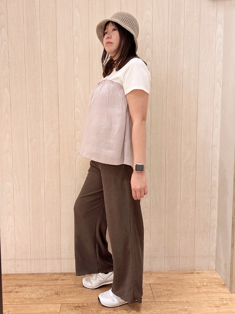 グレー系のTシャツ/カットソー、ブラウン系のその他パンツ、ベージュ系のハットを着用したレディースの春コーディネートの2枚目の写真