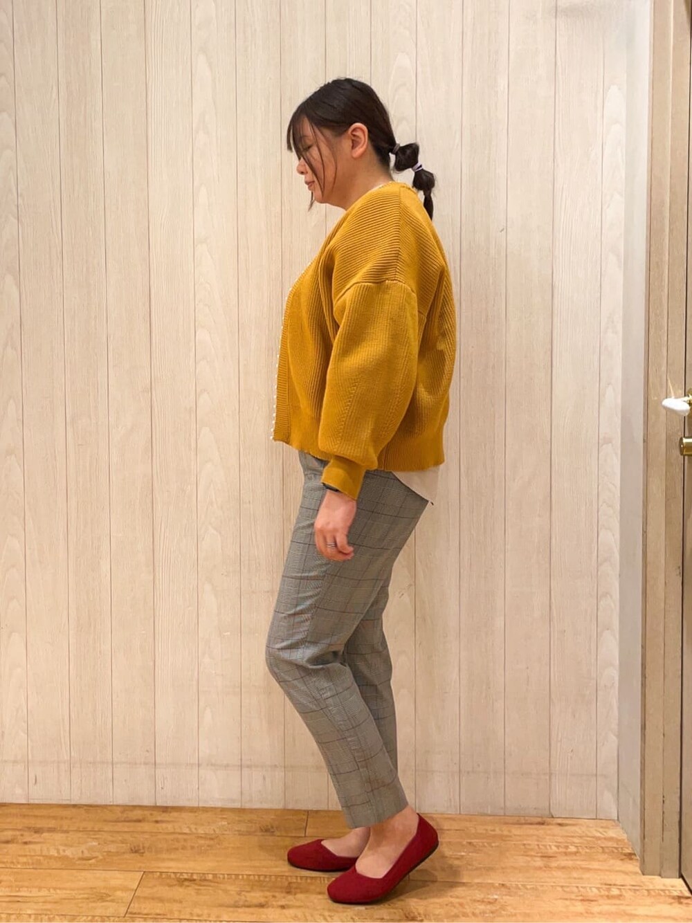 グレー系のその他パンツ、レッド系のパンプスを着用したレディースの秋コーディネートの2枚目の写真