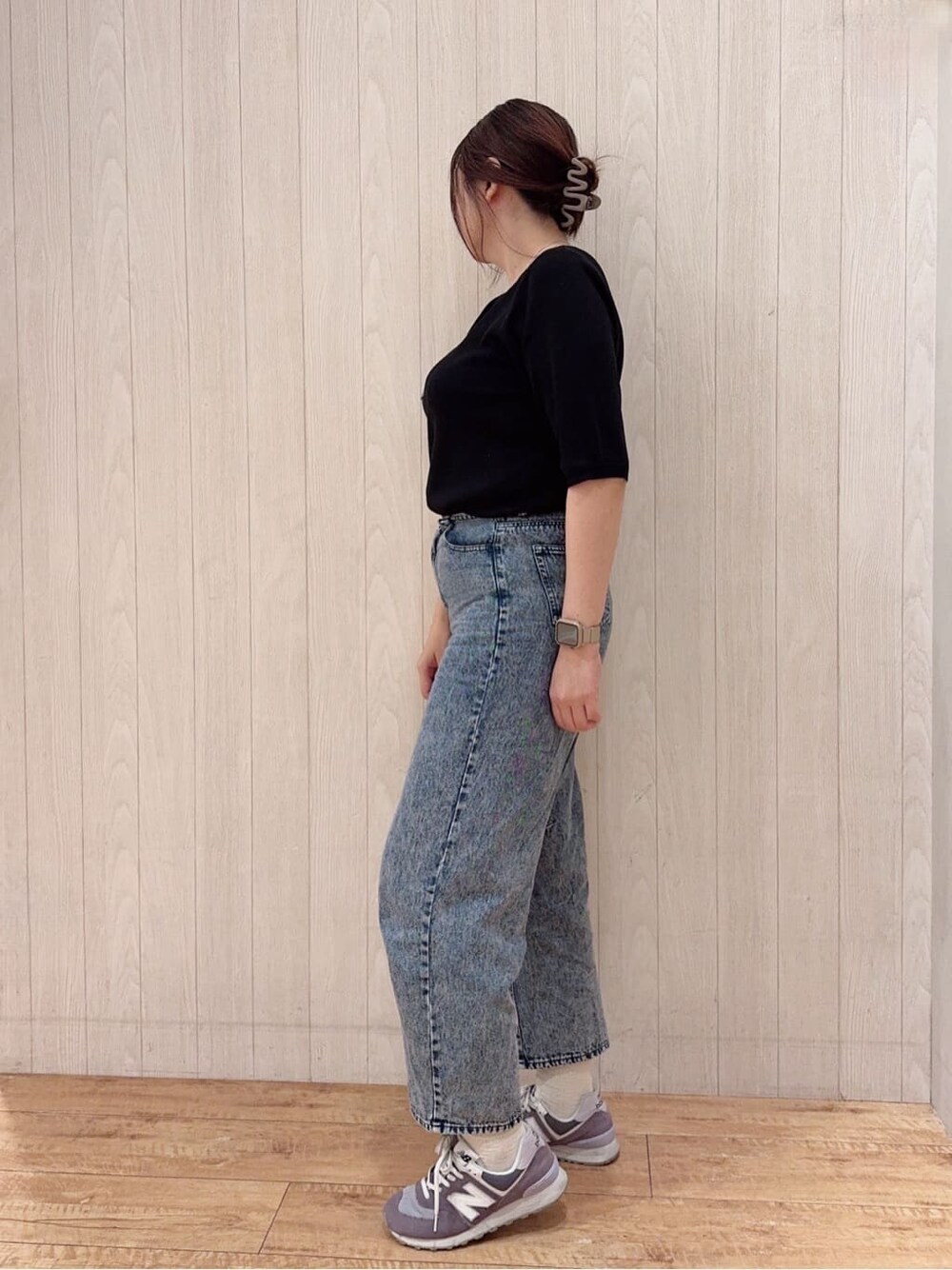 ブラック系のニット/セーター、ブルー系のその他パンツ、シルバー系のネックレスを着用したレディースの春コーディネートの2枚目の写真