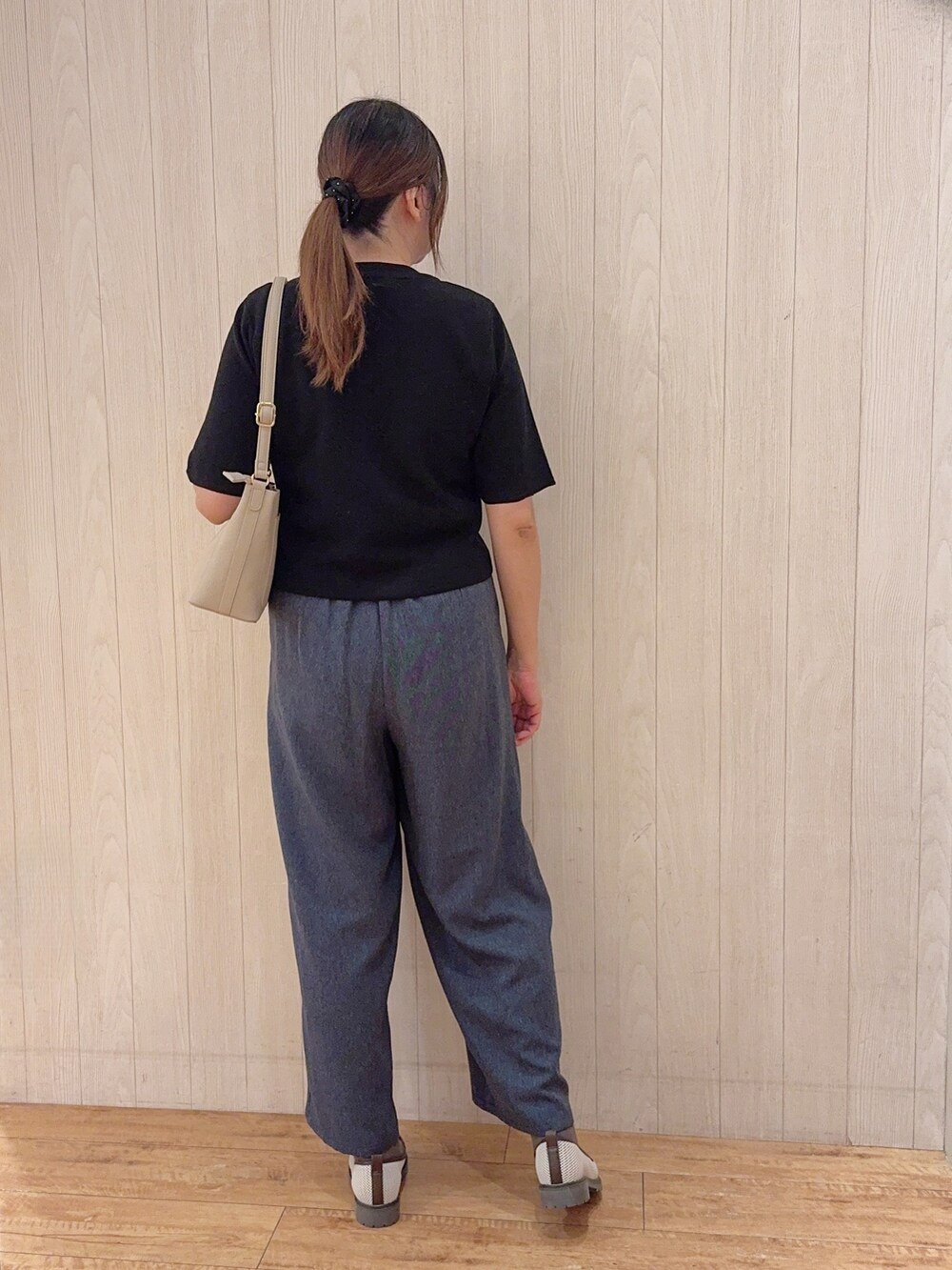 ブラウン系のパンプス、ベージュ系のショルダーバッグ、ブルー系のその他パンツを着用したレディースの春コーディネートの3枚目の写真