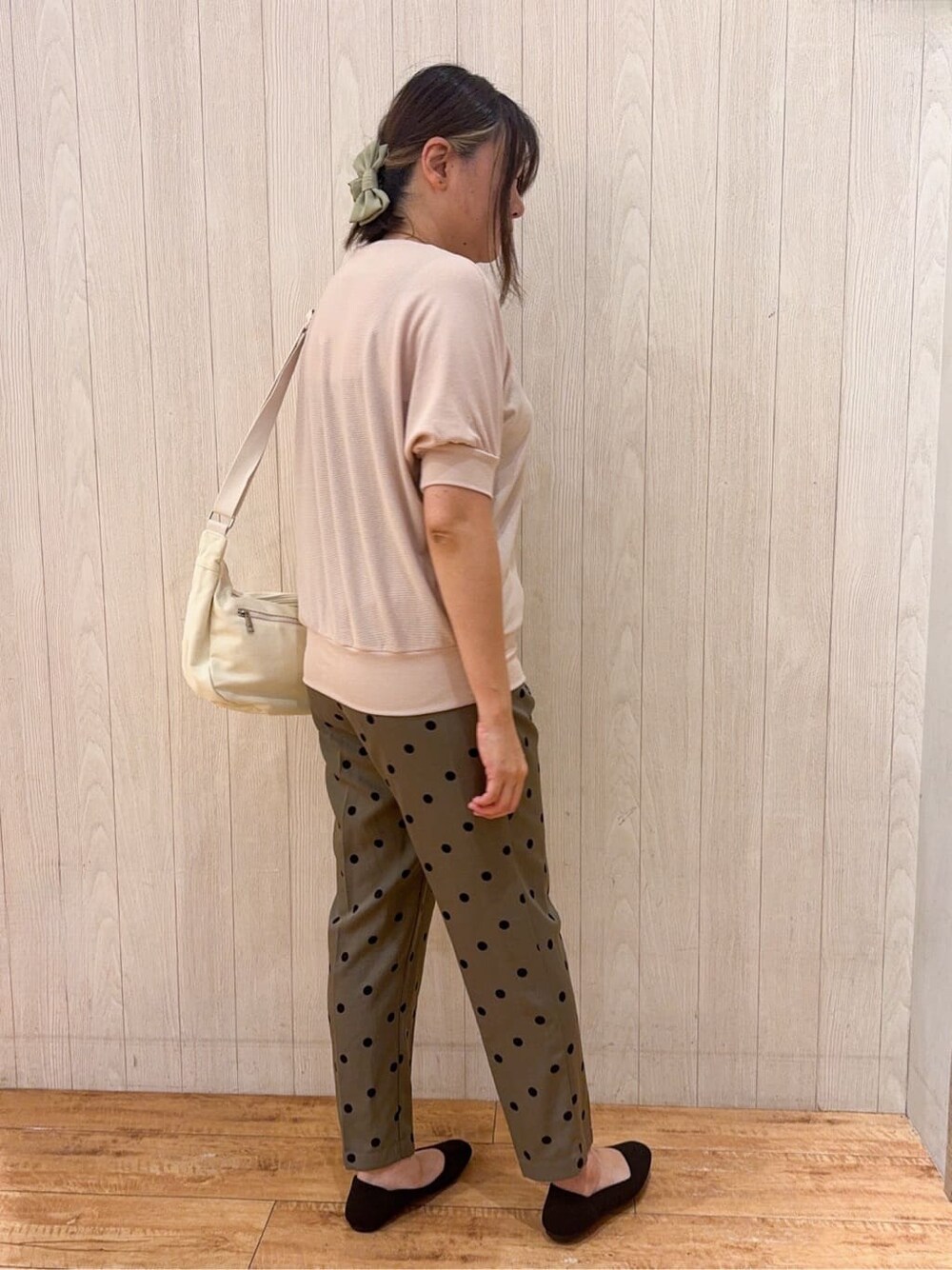ブラック系のパンプスを着用したレディースの夏コーディネートの2枚目の写真