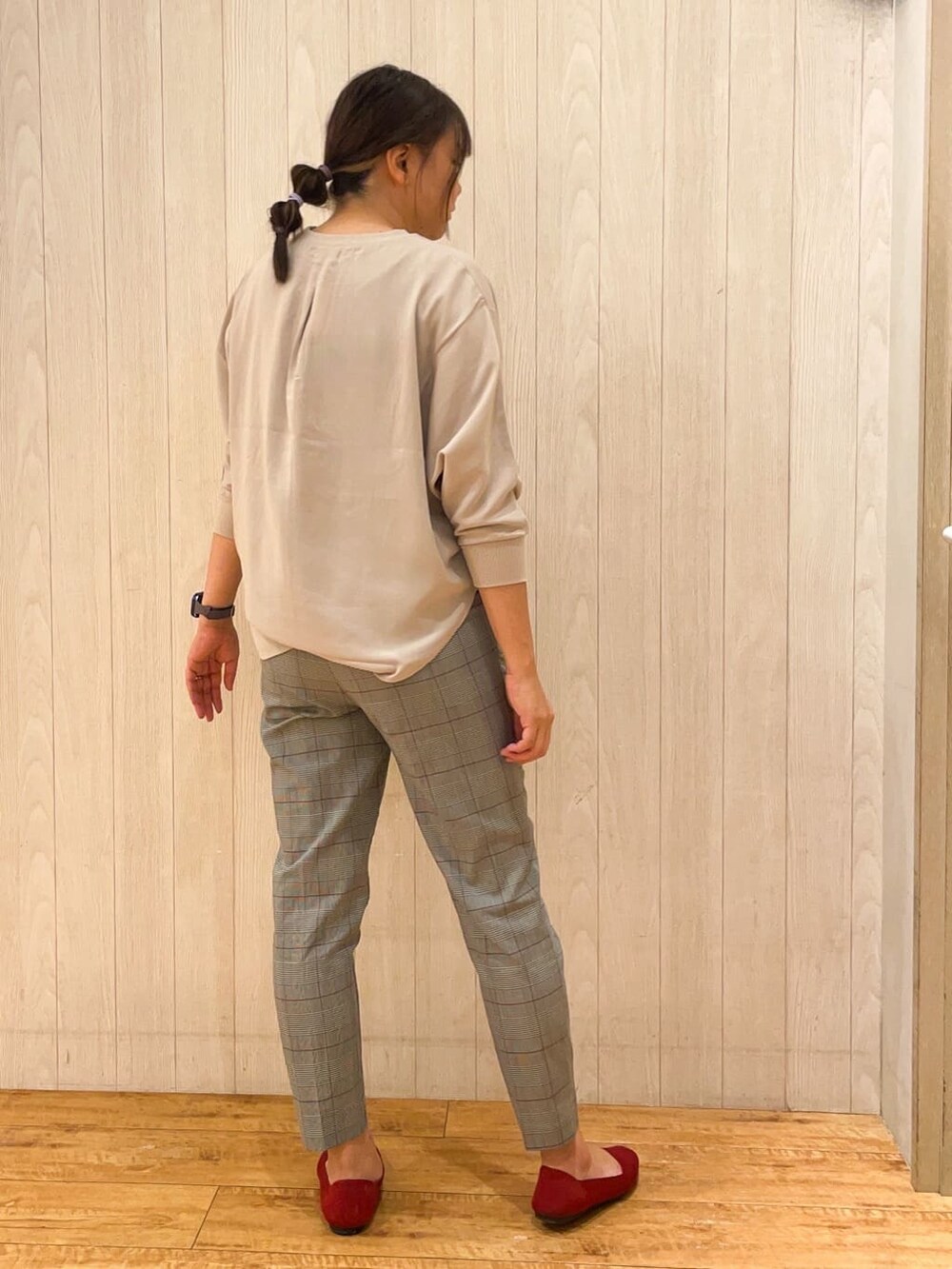 グレー系のその他パンツ、レッド系のパンプスを着用したレディースの秋コーディネートの6枚目の写真