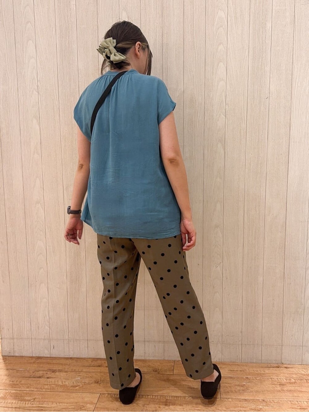 ブラック系のパンプスを着用したレディースの夏コーディネートの3枚目の写真