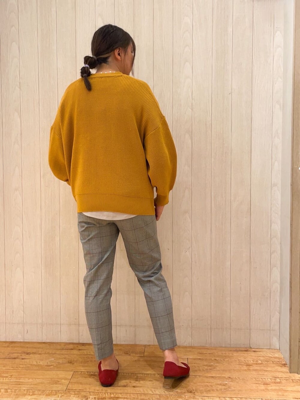 グレー系のその他パンツ、レッド系のパンプスを着用したレディースの秋コーディネートの3枚目の写真