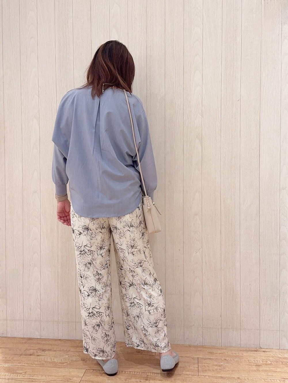 ブルー系のシャツ/ブラウス、ベージュ系のその他パンツ、シルバー系のその他シューズを着用したレディースの春コーディネートの3枚目の写真