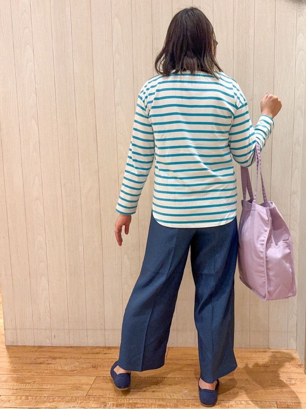 ブルー系のパンプスを着用したレディースの春コーディネートの6枚目の写真