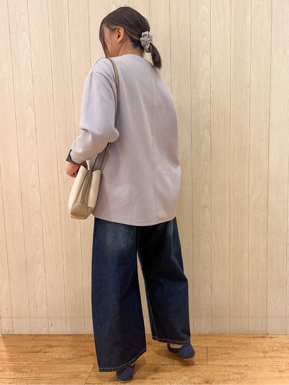 ブルー系のパンプス、ベージュ系のショルダーバッグを着用したレディースの冬コーディネートの3枚目の写真