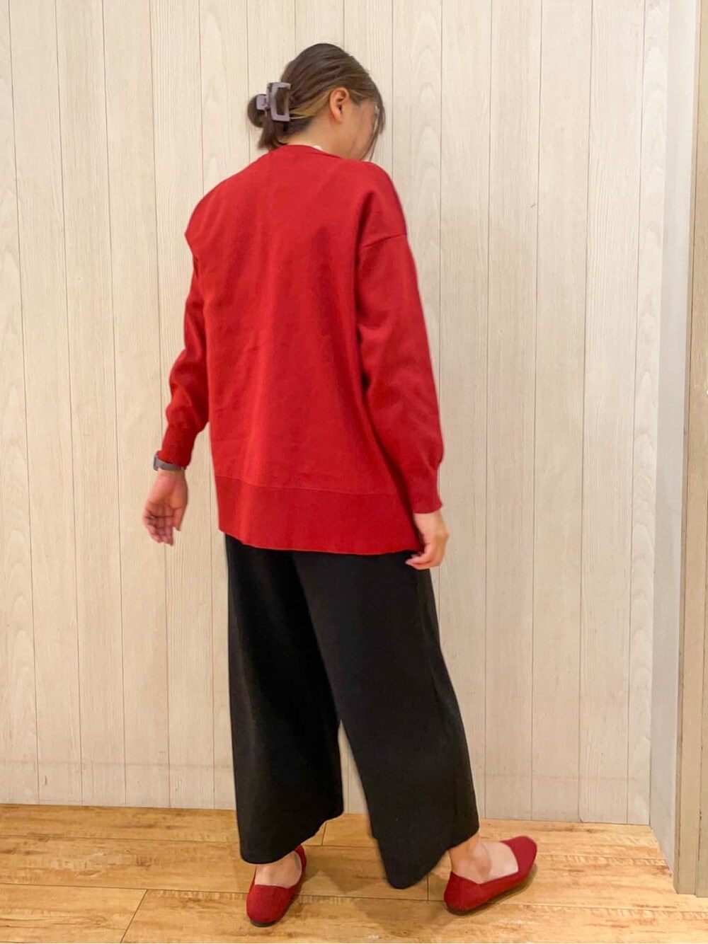 レッド系のパンプスを着用したレディースの秋コーディネートの3枚目の写真