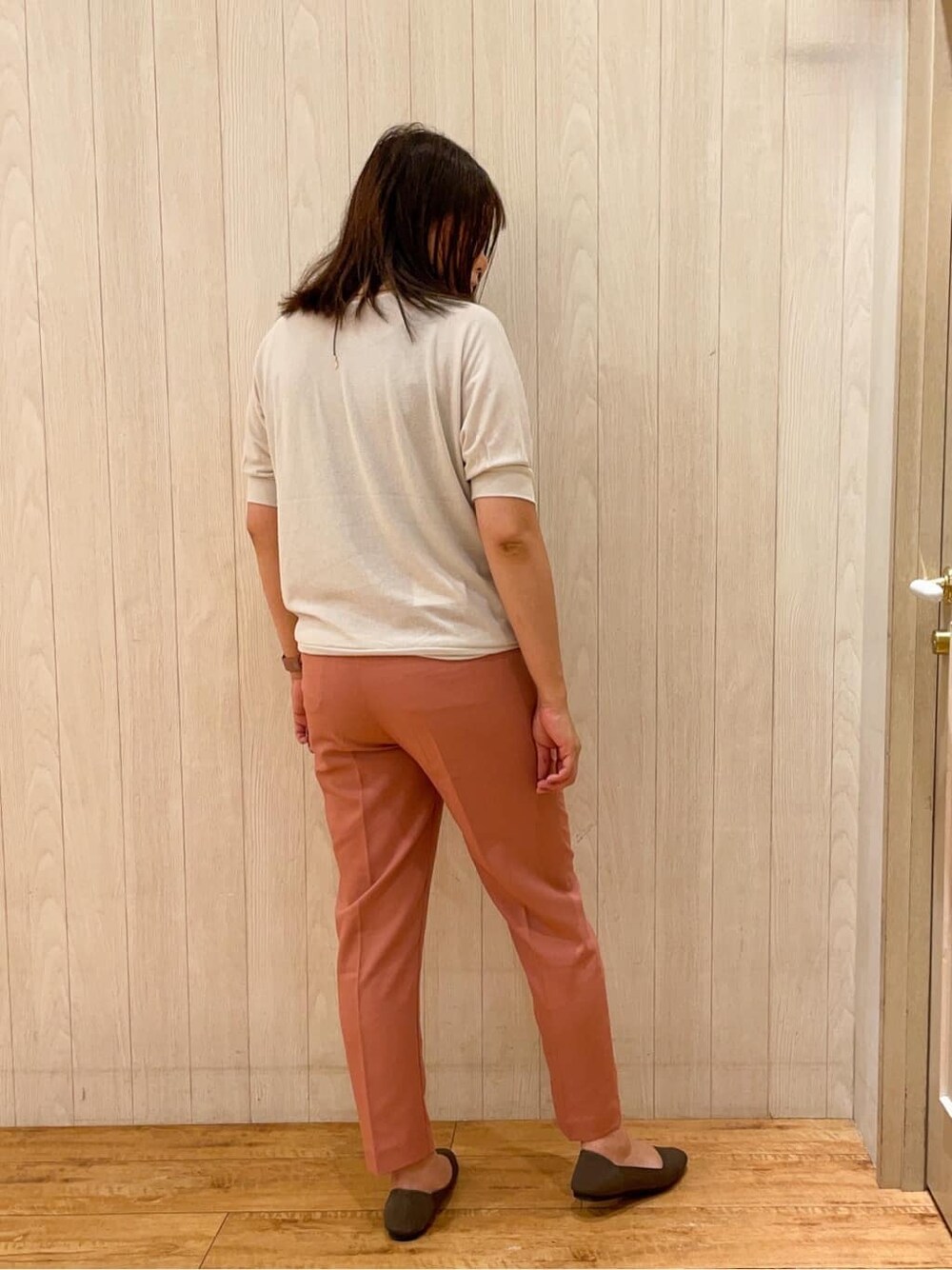 ピンク系のその他パンツ、ブラウン系のパンプスを着用したレディースの夏コーディネートの6枚目の写真