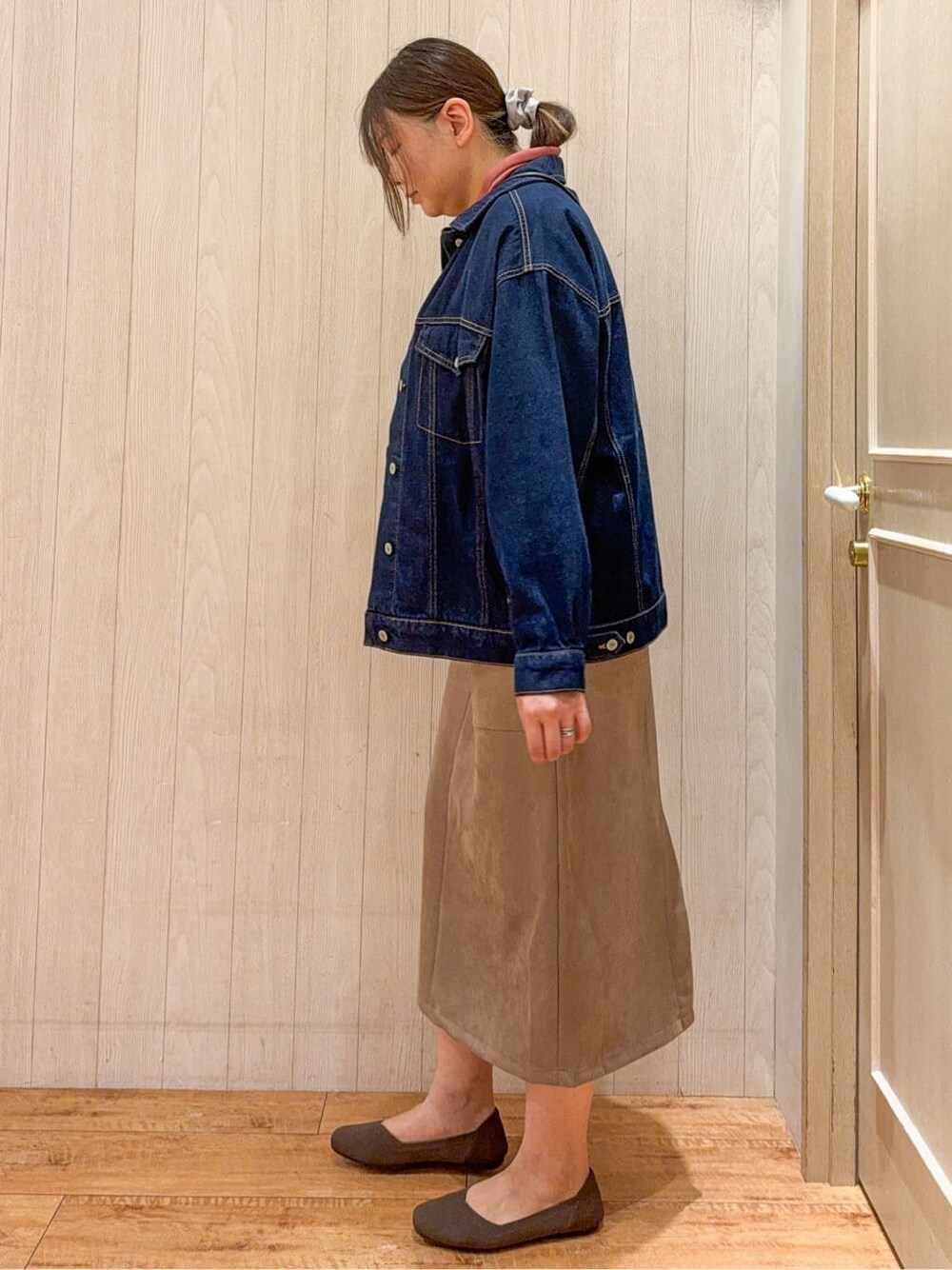 ブラウン系のパンプスを着用したレディースの秋コーディネートの2枚目の写真
