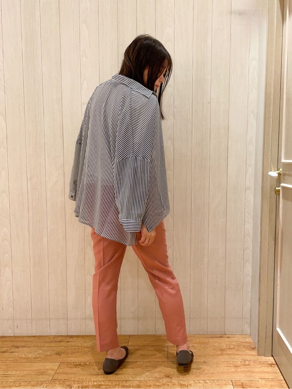 ピンク系のその他パンツ、ブラウン系のパンプスを着用したレディースの夏コーディネートの3枚目の写真