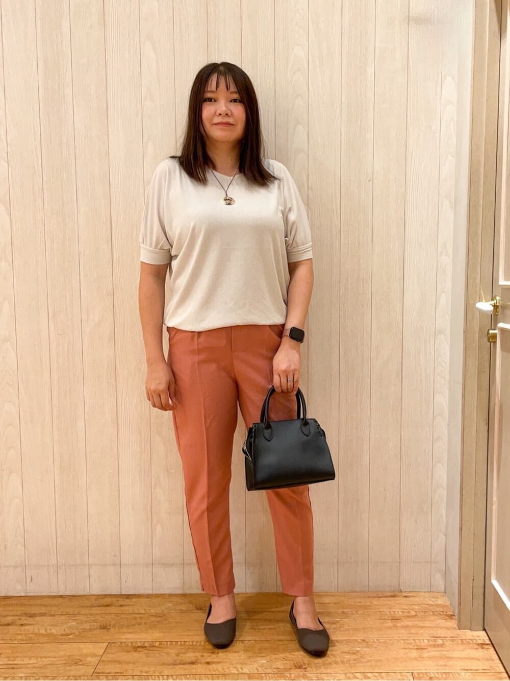 ピンク系のその他パンツ、ブラウン系のパンプスを着用したレディースの夏コーディネートの4枚目の写真