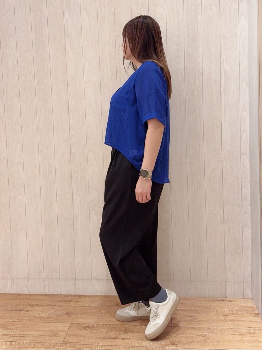 ブルー系のシャツ/ブラウス、グレー系のタンクトップ、ブラック系のその他パンツを着用したレディースの秋コーディネートの2枚目の写真