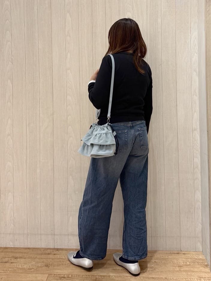 ブラック系のTシャツ/カットソー、ブルー系のデニムパンツ、シルバー系のパンプスを着用したレディースの冬コーディネートの3枚目の写真