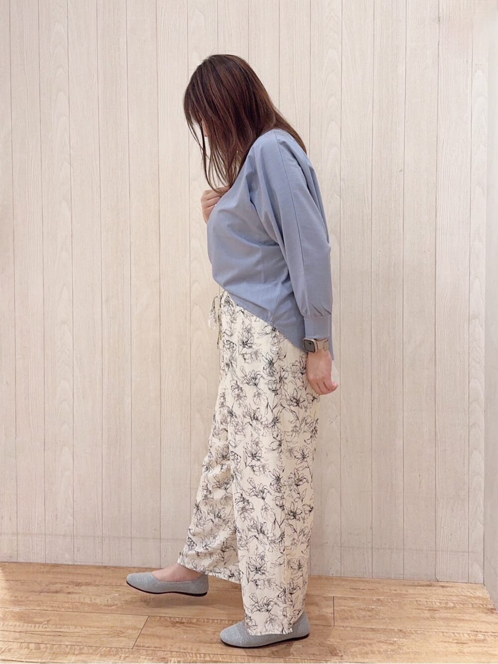 ブルー系のシャツ/ブラウス、ベージュ系のその他パンツ、シルバー系のその他シューズを着用したレディースの春コーディネートの2枚目の写真