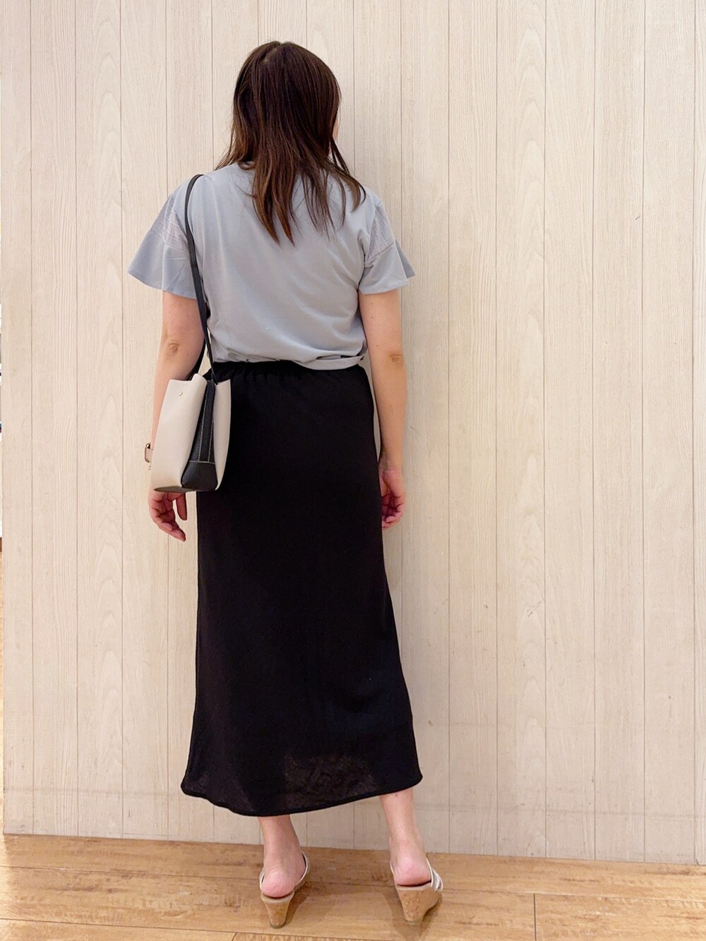 ブルー系のTシャツ/カットソー、ブラック系のスカート、シルバー系のサンダルを着用したレディースの夏コーディネートの3枚目の写真