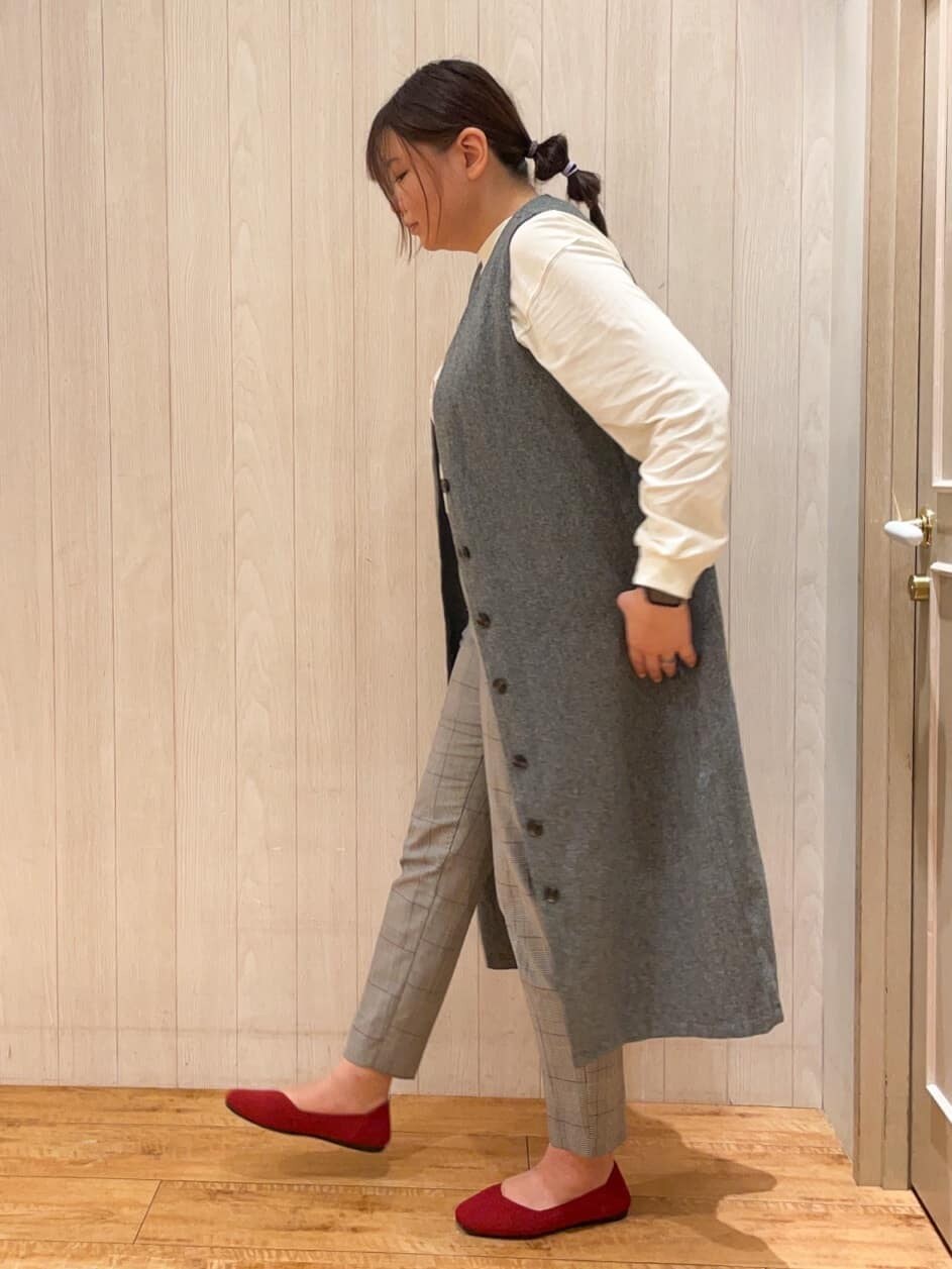 グレー系のその他パンツ、レッド系のパンプスを着用したレディースの秋コーディネートの2枚目の写真