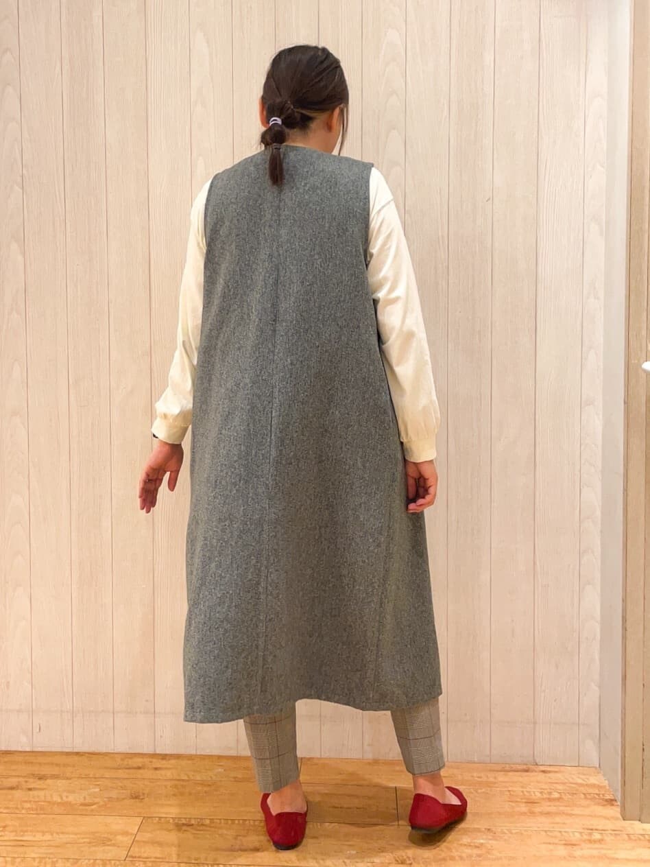 グレー系のその他パンツ、レッド系のパンプスを着用したレディースの秋コーディネートの3枚目の写真
