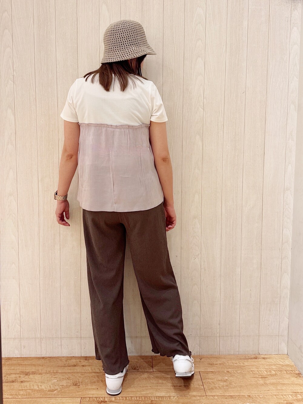 グレー系のTシャツ/カットソー、ブラウン系のその他パンツ、ベージュ系のハットを着用したレディースの春コーディネートの3枚目の写真