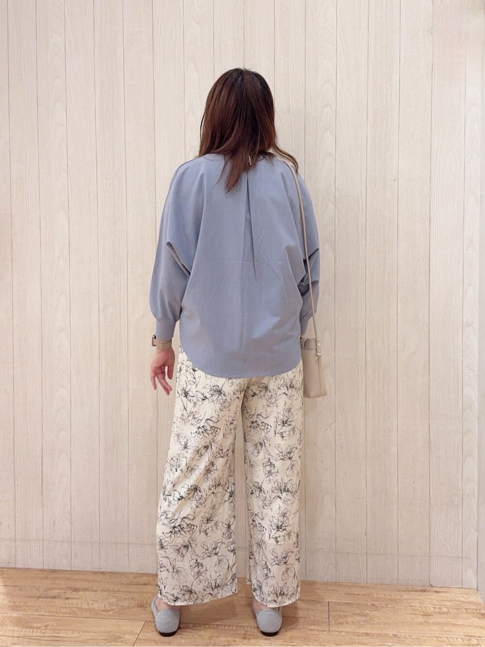 ブルー系のシャツ/ブラウス、ベージュ系のその他パンツ、シルバー系のその他シューズを着用したレディースの春コーディネートの6枚目の写真