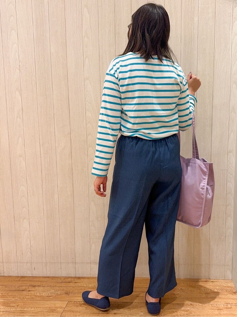 ブルー系のパンプスを着用したレディースの春コーディネートの3枚目の写真