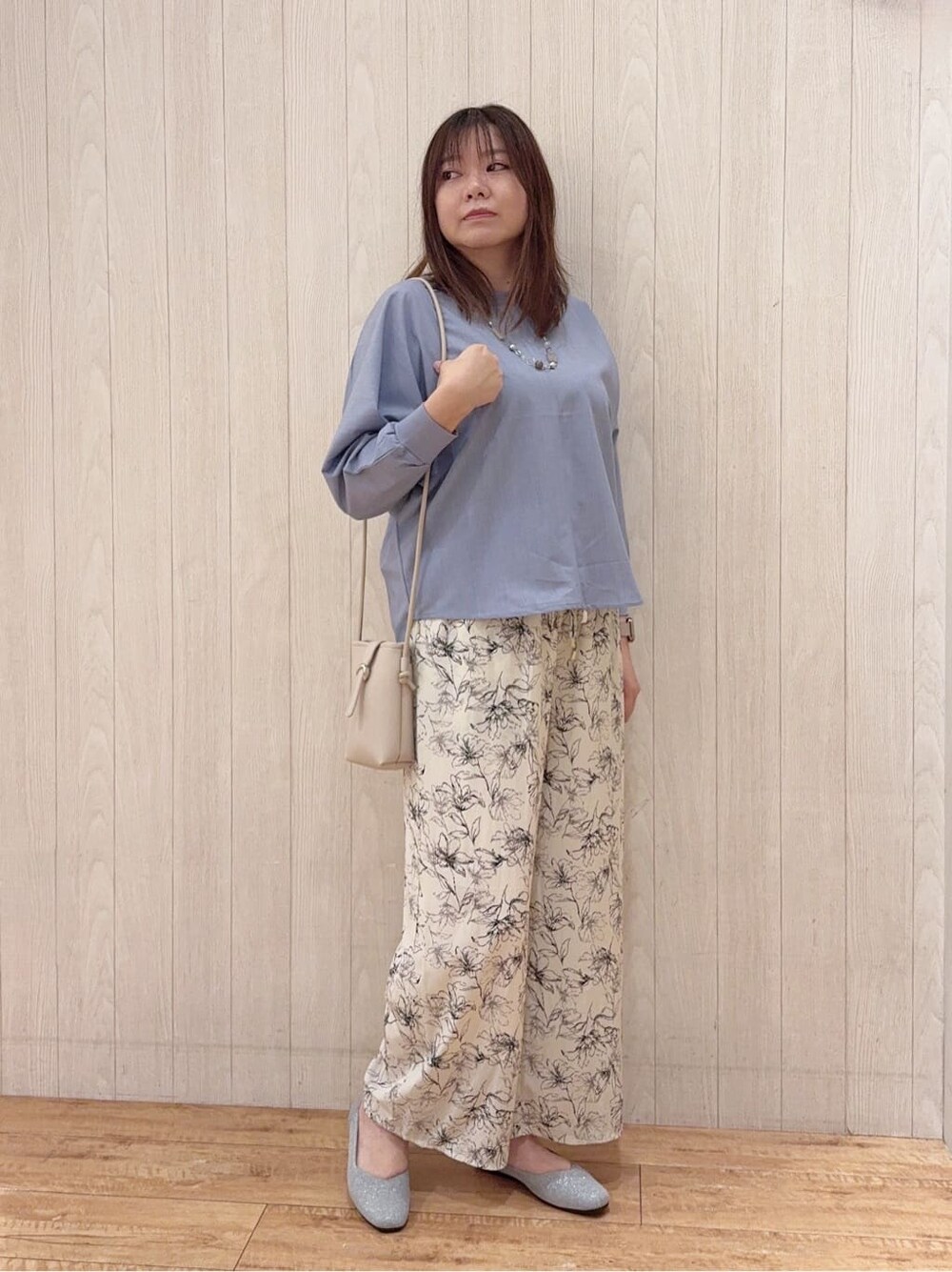ブルー系のシャツ/ブラウス、ベージュ系のその他パンツ、シルバー系のその他シューズを着用したレディースの春コーディネートの4枚目の写真