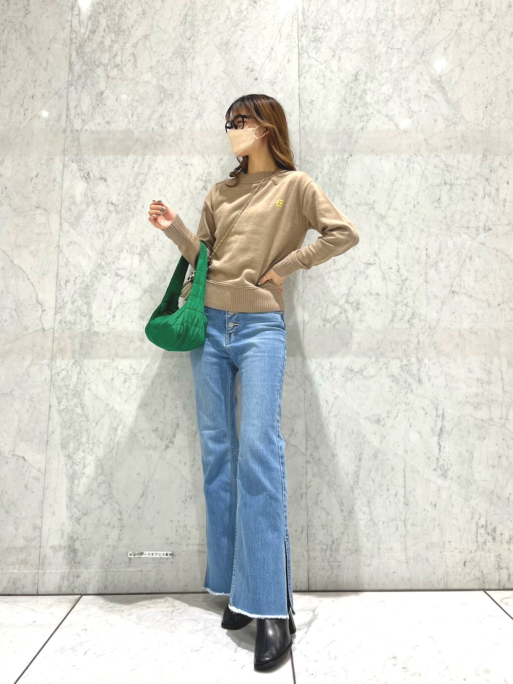 「オトナカジュアル、シンプルコーデ、カジュアルコーデ、リリーブラウン、Lilybrown、ニット、ショートブーツ、高身長コーデ、フレアパンツ、デニム」｜「LILY BROWNのフレアデニムパンツ（デニムパンツ、ブルー系）」を使った、Yr.さん（レディース・167cm）の秋コーディネートの2枚目の写真