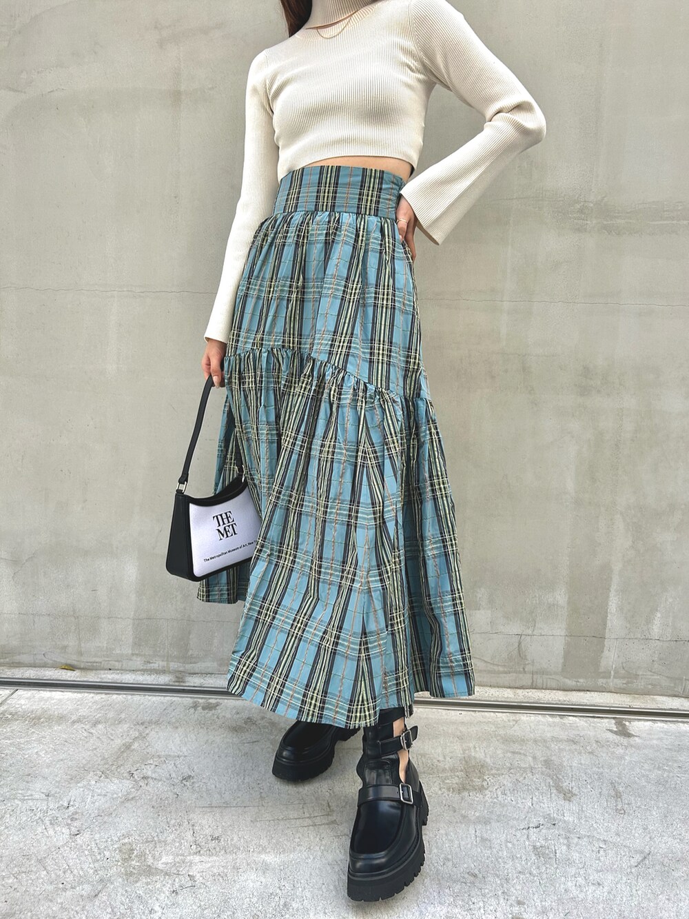 「春カラー、大人かわいい、オトナカジュアル、ゆるコーデ、大人ガーリー、チェック、白ニット、Lily Brown、韓国ファッション、ootd、おしゃれさんと繋がりたい」｜「LILY BROWNの【The Metropolitan Museum of Art】ハンドバッグ（ハンドバッグ、ブラック系）」を使った、Yr.さん（レディース・167cm）の春コーディネートの3枚目の写真