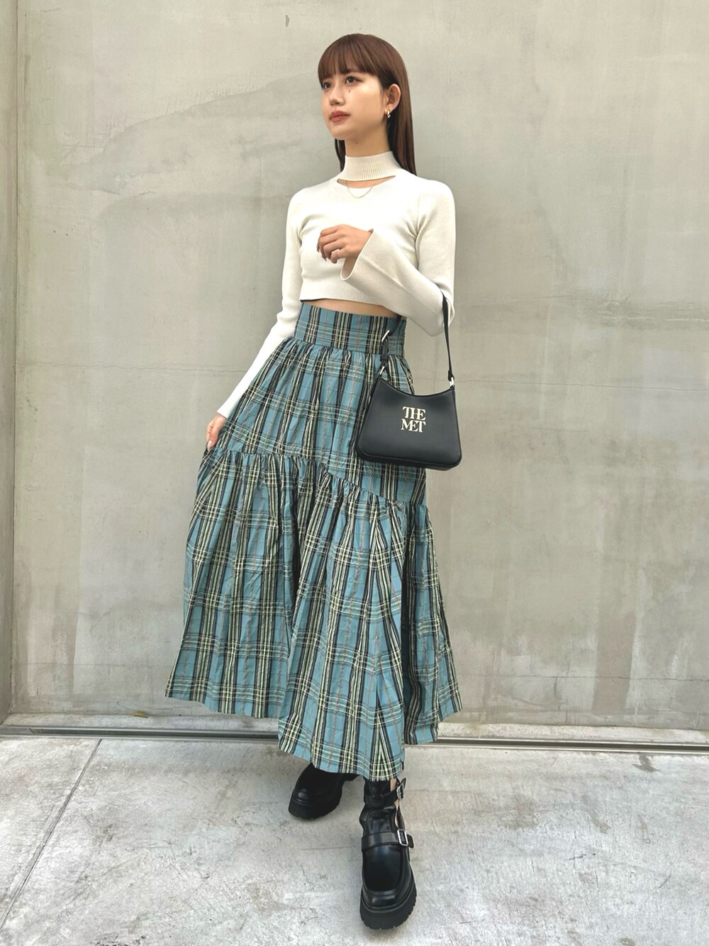 「春カラー、大人かわいい、オトナカジュアル、ゆるコーデ、大人ガーリー、チェック、白ニット、Lily Brown、韓国ファッション、ootd、おしゃれさんと繋がりたい」｜「LILY BROWNの【The Metropolitan Museum of Art】ハンドバッグ（ハンドバッグ、ブラック系）」を使った、Yr.さん（レディース・167cm）の春コーディネートの2枚目の写真