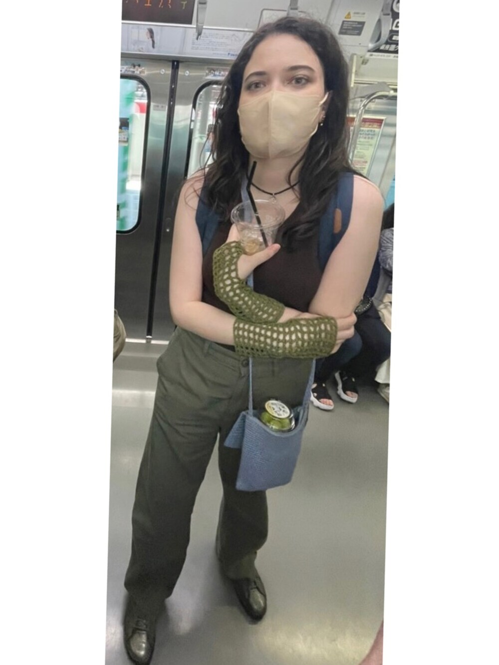 グリーン系のスニーカー、グリーン系のパンツ、ブルー系のショルダーバッグを着用したレディースの夏コーディネートの2枚目の写真