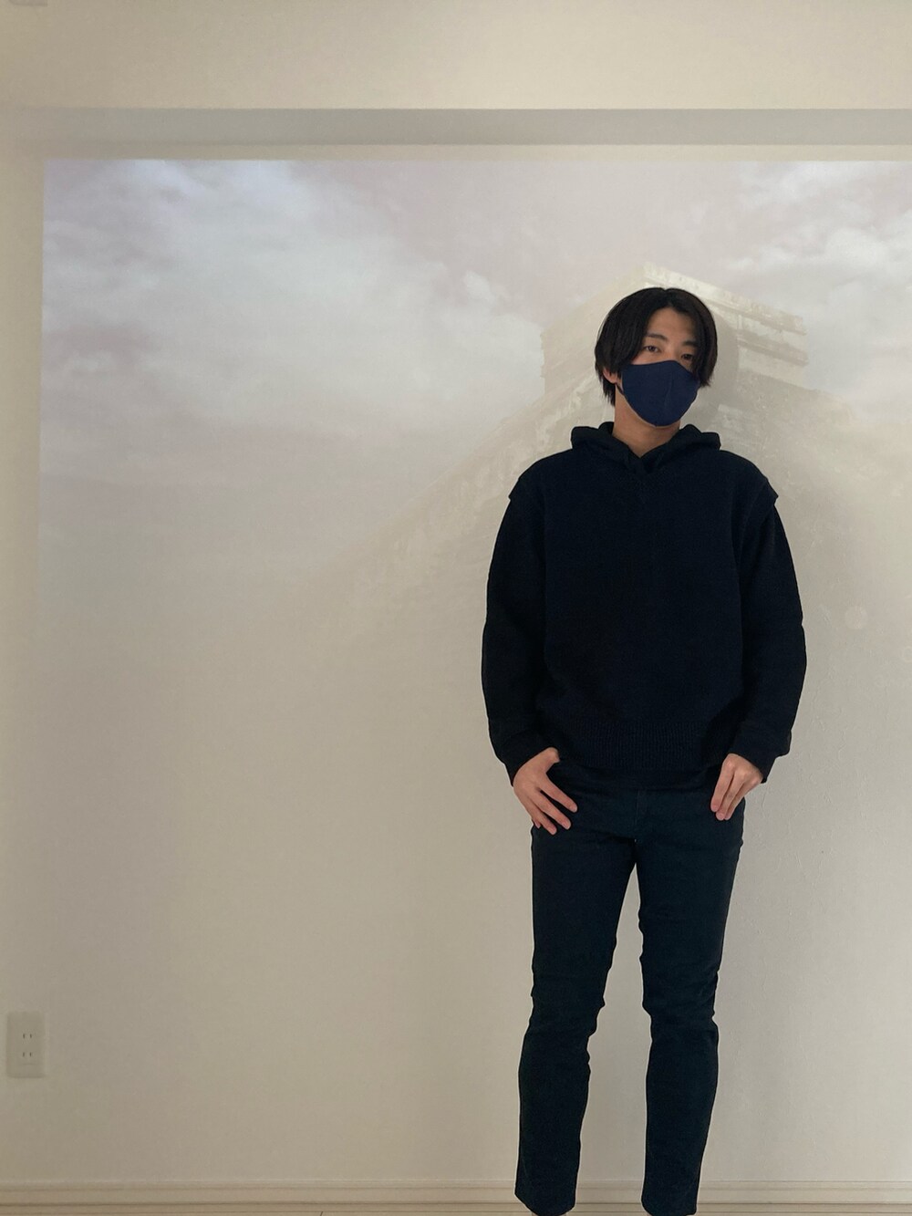 「KATHARINE HAMNETT LONDON のアイテム（チノパンツ、ブラック系）」を使った、michigettaさん（メンズ・169cm）の秋コーディネートの2枚目の写真