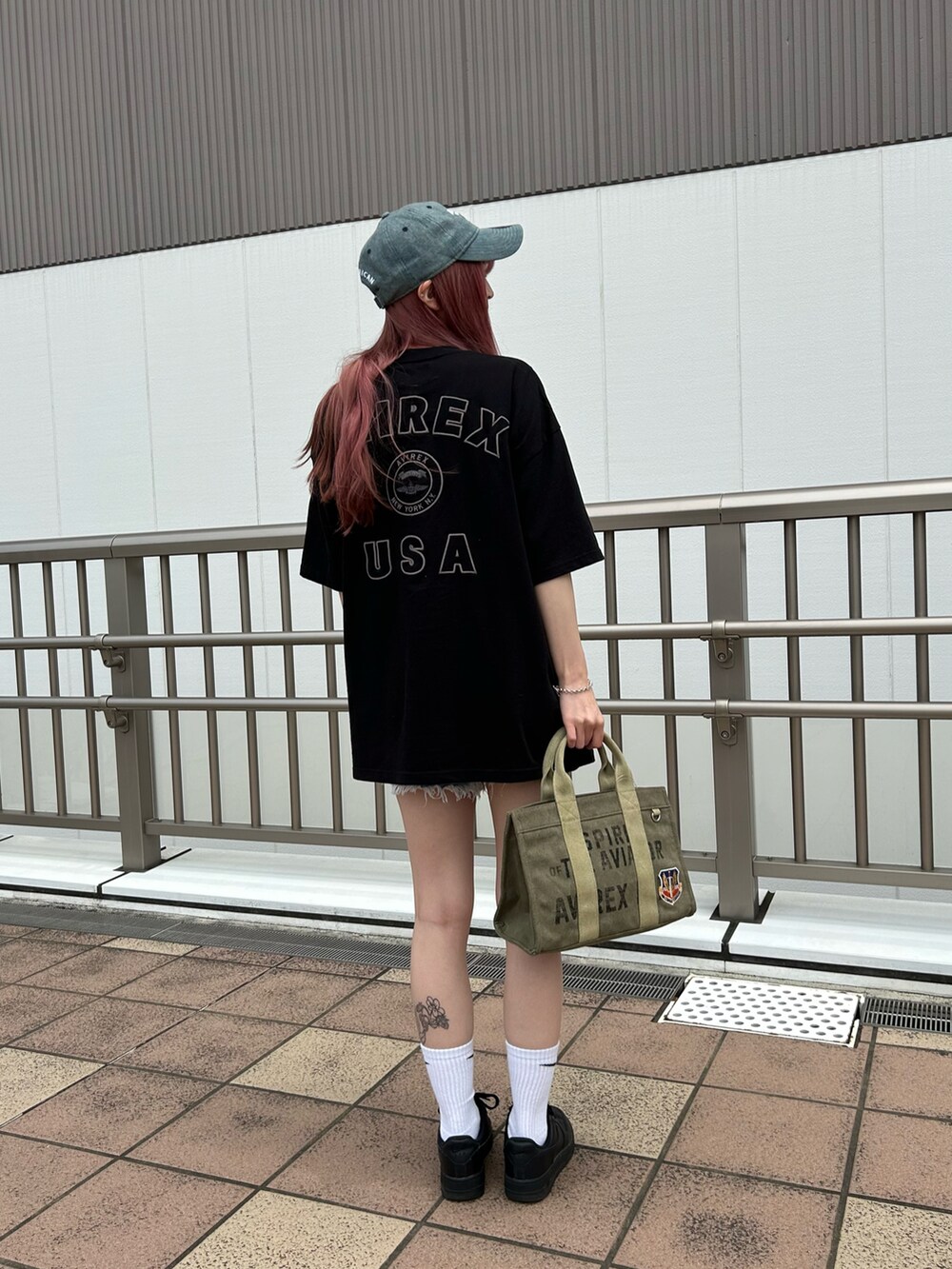 「シンプル、ハンドバッグ、CAP、AVIREX、NEW ERA、オーバーサイズ、春コーデ、夏コーデ、AVIREXBelle、AVIREX海老名」｜「NEW ERAの直営店限定/×ニューエラ ポロキャップ USA国旗/ AVIREX×NEW ERA 9TWENTY POLO CAP（キャップ、その他）」を使った、あいかさん（レディース・158cm）の夏コーディネートの2枚目の写真