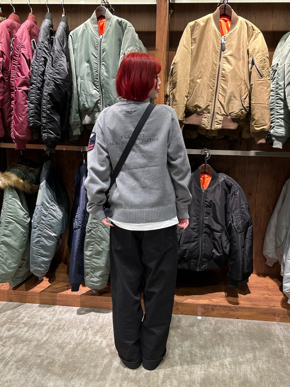 その他のニット/セーター、ブラック系のショルダーバッグ、ホワイト系のTシャツ/カットソーを着用したレディースの冬コーディネートの2枚目の写真