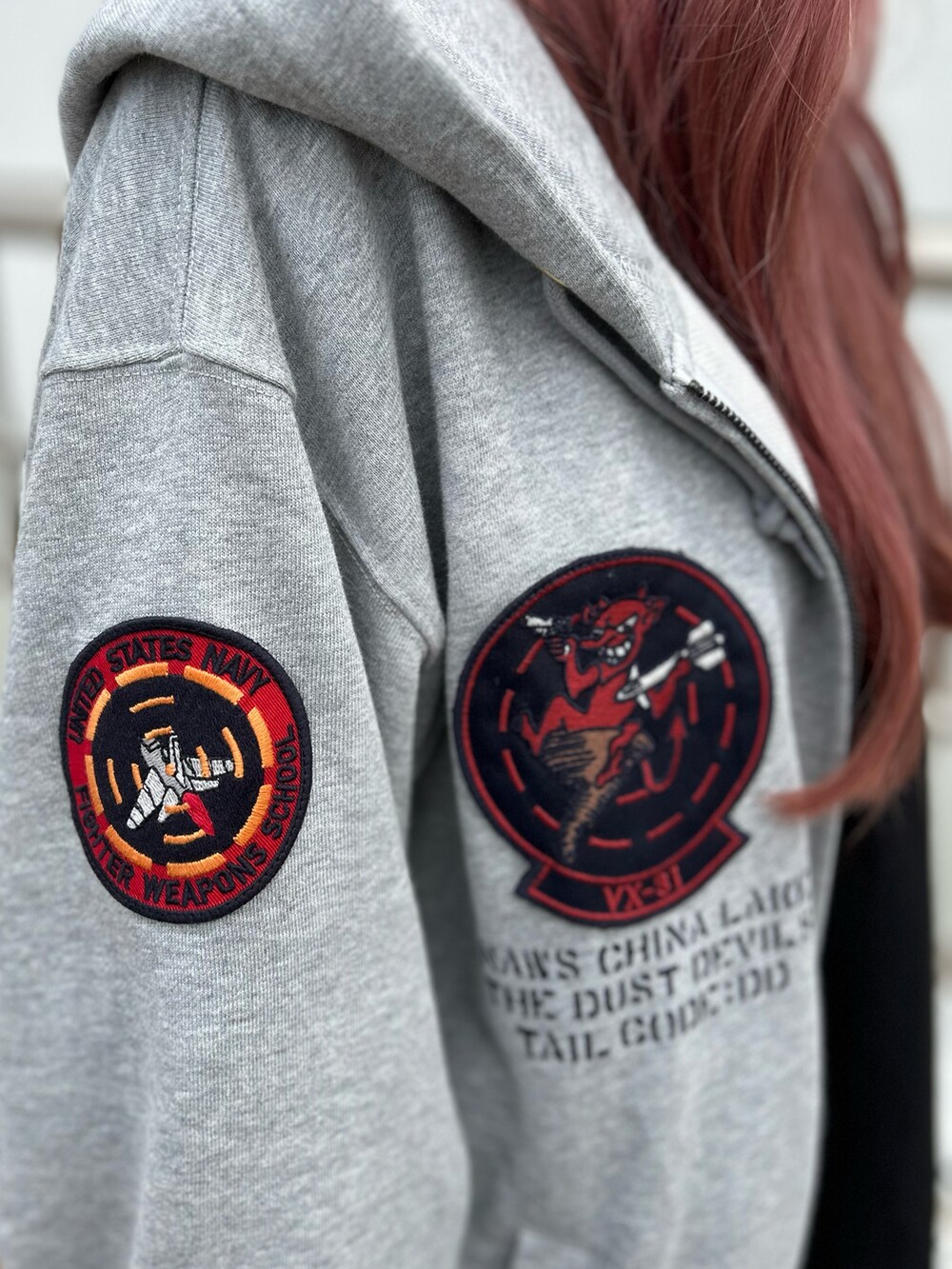 ブラック系のTシャツ/カットソー、グレー系のパーカー、その他のキャップを着用したレディースの春コーディネートの3枚目の写真