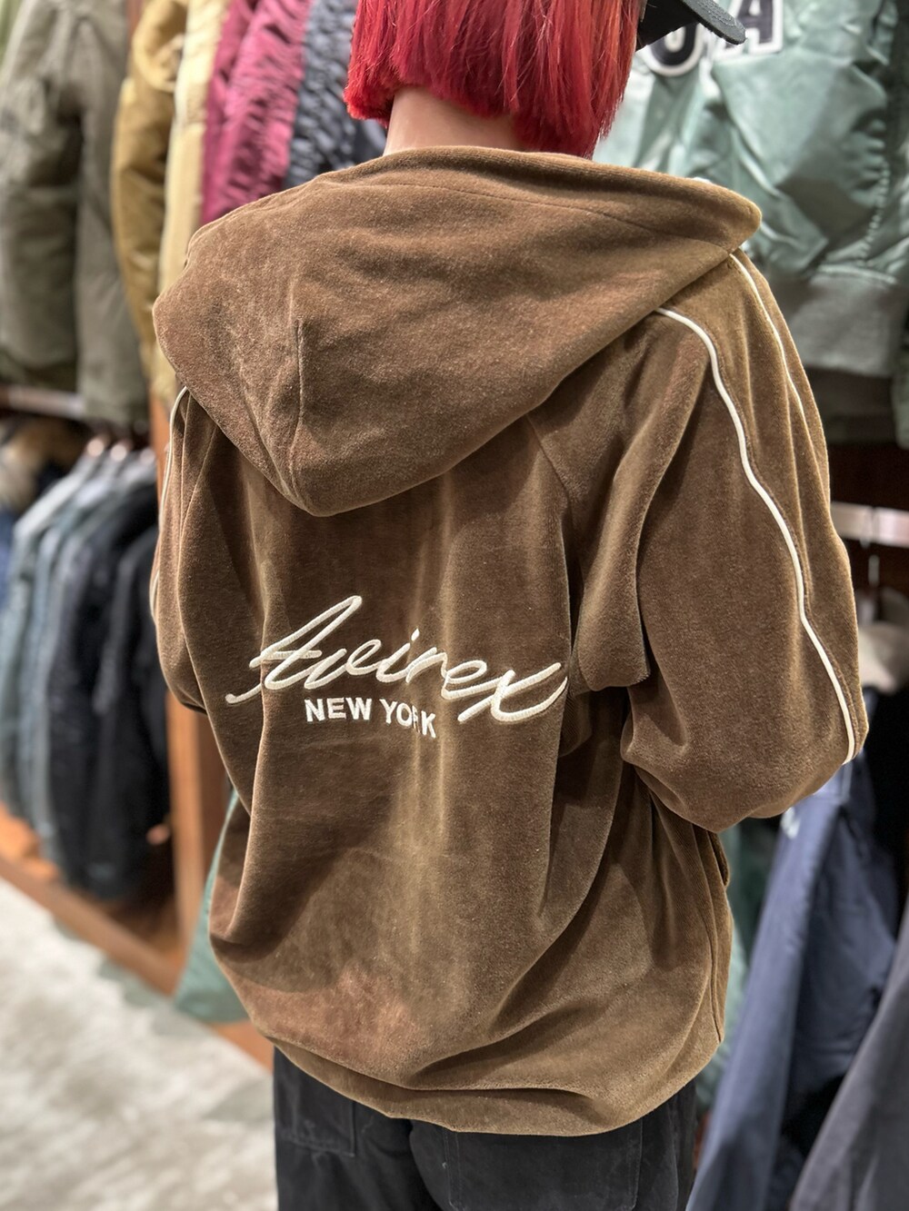 「AVIREX、AVIREXBelle、AVIREX海老名、NEW ERA、コラボ、冬コーデ、スタッフコーデ、パーカー、キャップ、いいね、save、フォローお願いします🤑」｜「NEW ERAの《AVIREX × NEWERA》9FORTY A-FRAME LOGO CAP ADJUSTABLE / 9フォーティー Aフレーム ロゴキャップ アジャスタブル（キャップ、グリーン系）」を使った、あいかさん（レディース・158cm）の冬コーディネートの3枚目の写真
