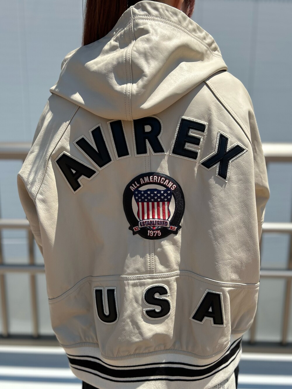 「ミリタリー、スタッフコーデ、レザー、AVIREX、カーゴパンツ、スポーティー、秋コーデ、AVIREXBelle、いいね、save、フォローお願いします🤑、AVIREX海老名」｜「AVIREXの【直営店限定】L/S EMBROIDERY SHORT T-SHIRT/刺繍ショートロングスリーブTシャツ（Tシャツ/カットソー、ブラック系）」を使った、あいかさん（レディース・158cm）の夏コーディネートの3枚目の写真
