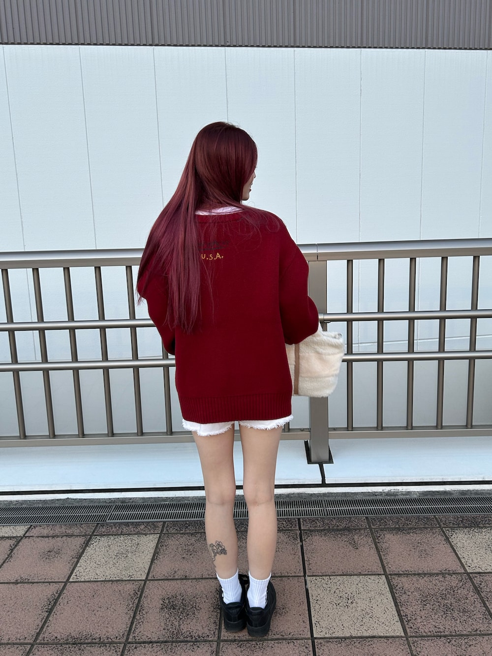 「AVIREX、AVIREXBelle、AVIREX海老名、秋コーデ、冬コーデ、スタッフコーデ、ハンドバッグ、ニットカーディガン、赤、いいね、save、フォローお願いします🤑」｜「AVIREXの【Women's/ウィメンズ】ファティーグ Tシャツ / SS FATIGUE T-SHIRT/アヴィレックス/AVIREX（Tシャツ/カットソー、ホワイト系）」を使った、あいかさん（レディース・158cm）の秋コーディネートの2枚目の写真