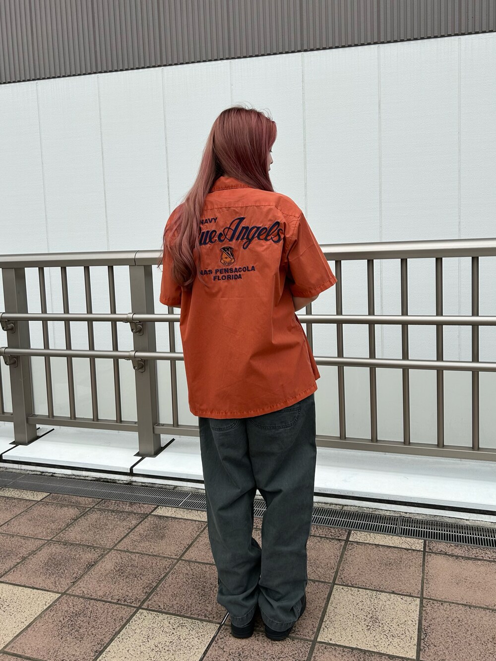 オレンジ系のシャツ/ブラウス、ブラック系のTシャツ/カットソー、ブラック系のその他パンツを着用したレディースの夏コーディネートの2枚目の写真