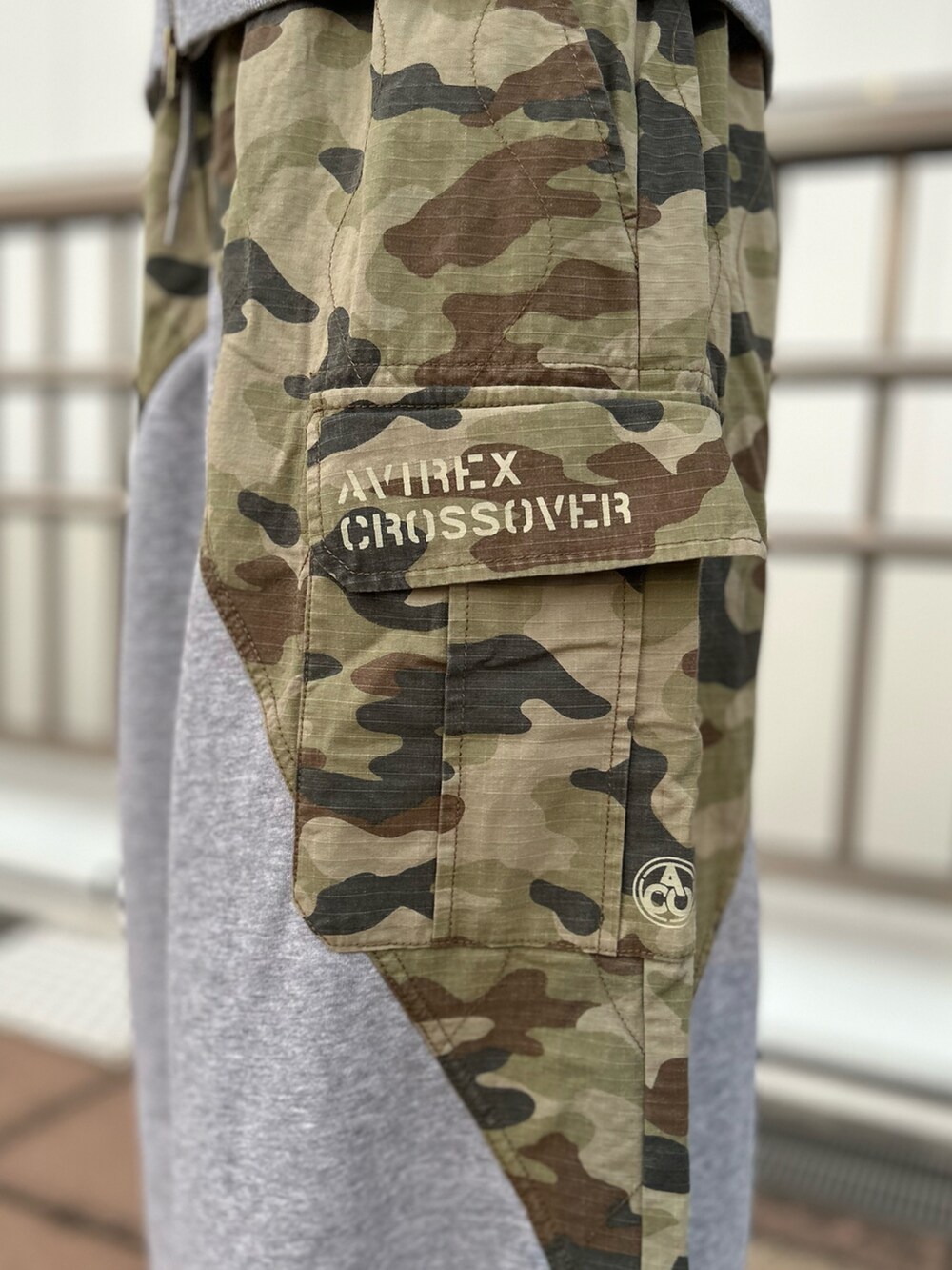 グレー系のパーカー、グレー系のスカート、ホワイト系のTシャツ/カットソーを着用したレディースの秋コーディネートの4枚目の写真