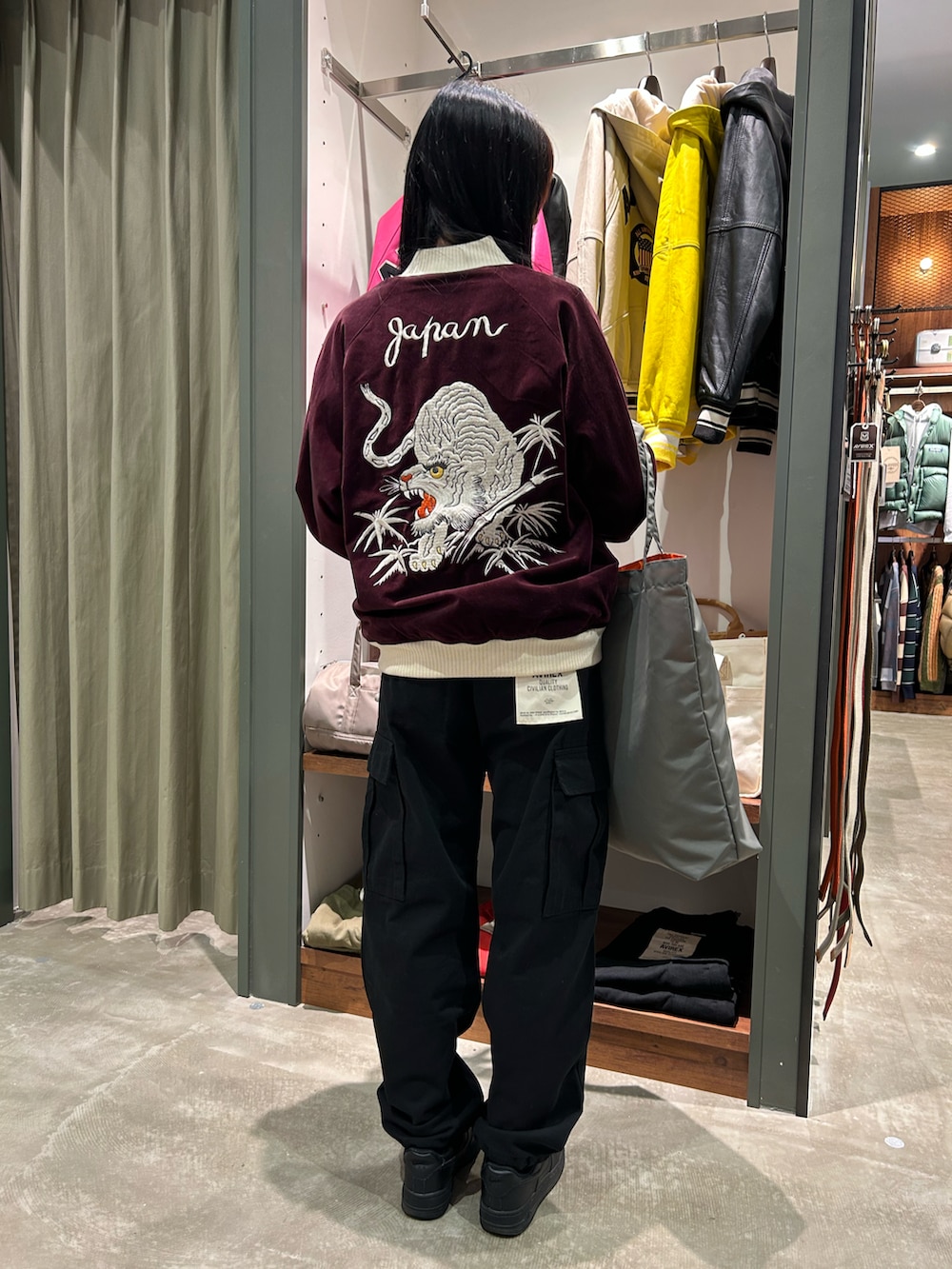 「AVIREX、AVIREXBelle、AVIREX海老名、スカジャン、カーゴパンツ、ミリタリー、秋コーデ、冬コーデ、スタッフコーデ、いいね、save、フォローお願いします🤑」｜「AVIREXの《直営店限定》COTTON CARGO PANTS/コットンカーゴパンツ（カーゴパンツ、レッド系）」を使った、あいかさん（レディース・158cm）の秋コーディネートの2枚目の写真