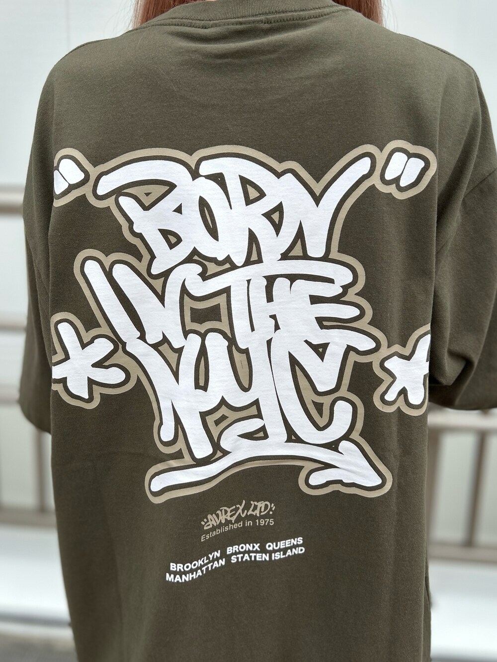 グリーン系のTシャツ/カットソー、ブラック系のトートバッグ、ブラック系のキャップを着用したレディースの夏コーディネートの3枚目の写真