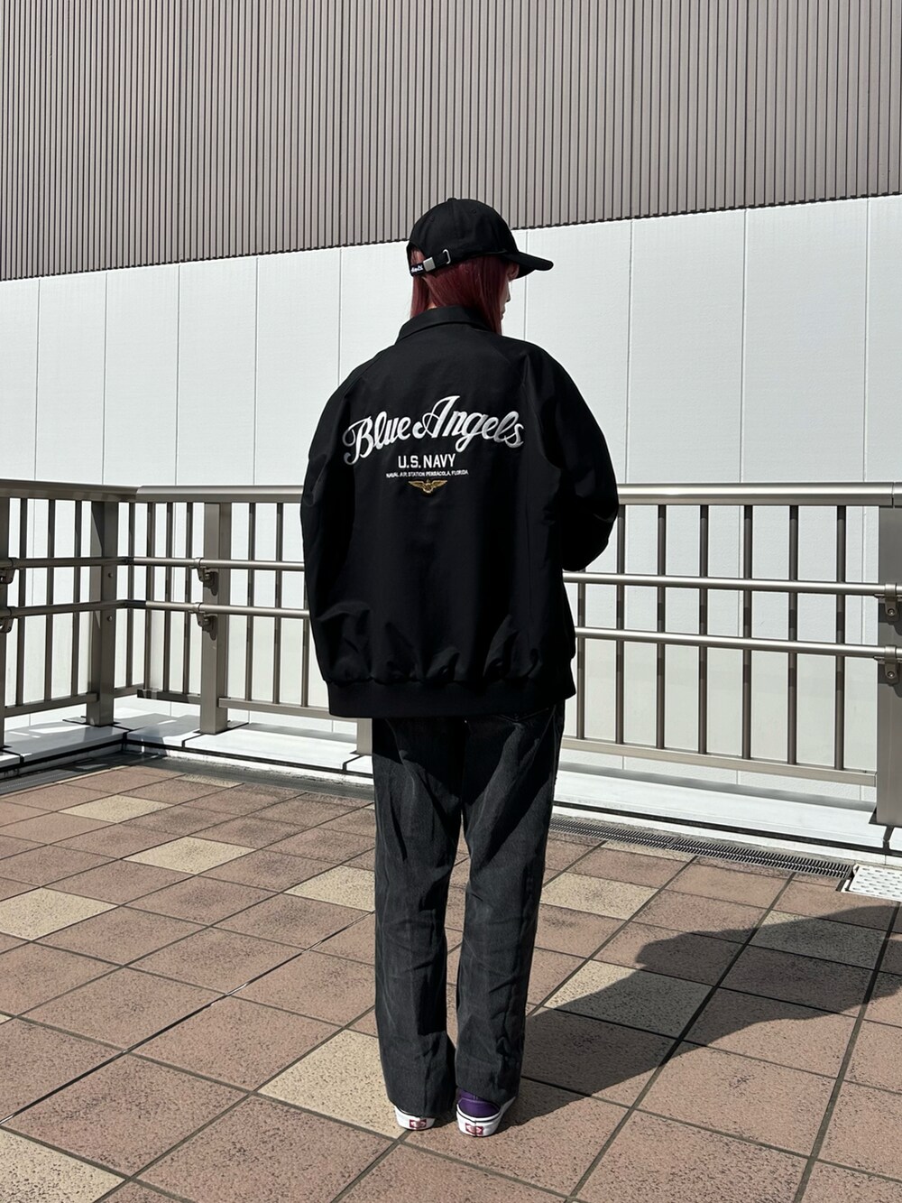 「スタッフコーデ、ストリート、AVIREX、刺繍、モノトーン、メンズライク、春コーデ、AVIREXBelle、tomcat、AVIREX海老名」｜「AVIREXのBLUE ANGELS CAP / ブルーエンジェルス キャップ / AVIREX / アヴィレックス（キャップ、ブラック系）」を使った、あいかさん（レディース・158cm）の夏コーディネートの2枚目の写真