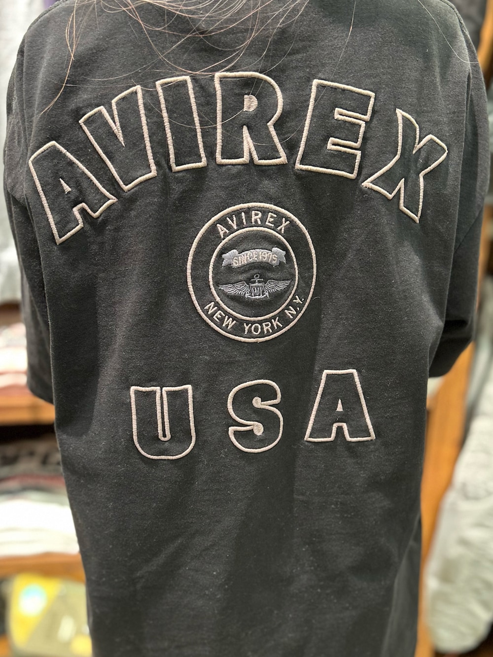「AVIREX、AVIREXBelle、AVIREX海老名、ボアキャップ、Tシャツ、リュック、秋コーデ、スタッフコーデ、カジュアル、いいね、save、フォローお願いします🤑」｜「AVIREXのVARSITY LOGO T-SHIRT/バーシティーロゴティーシャツ（Tシャツ/カットソー、ブラック系）」を使った、あいかさん（レディース・158cm）の秋コーディネートの3枚目の写真