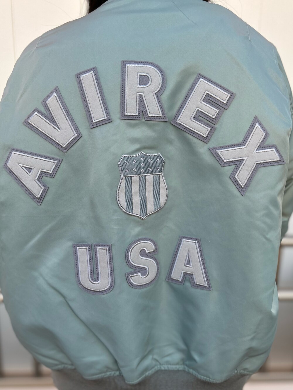 「AVIREX、AVIREXBelle、AVIREX海老名、セットアップ、MA-1、キャップ、レザーバッグ、冬コーデ、スタッフコーデ、いいね、save、フォローお願いします🤑」｜「AVIREXのバーシティ ロゴ クルーネック スウェット（スウェット、ブラック系）」を使った、あいかさん（レディース・158cm）の冬コーディネートの3枚目の写真