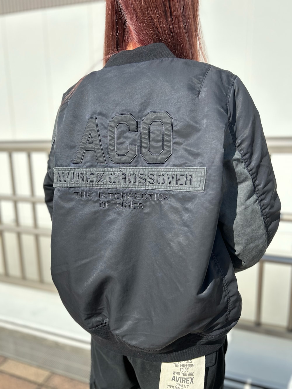 グリーン系のTシャツ/カットソー、ブラック系のカーゴパンツ、ブラック系のMA-1を着用したレディースの秋コーディネートの3枚目の写真