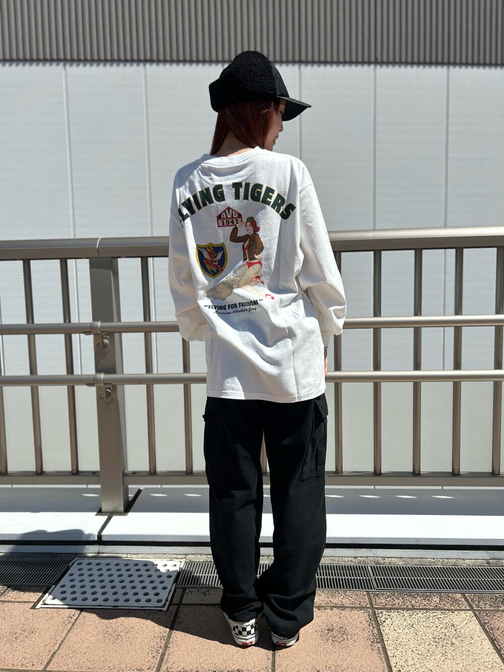 「AVIREX、AVIREXBelle、AVIREX海老名、ロンT、カーゴパンツ、ピンナップガール、フライトキャップ、スタッフコーデ、秋コーデ、いいね、save、フォローお願いします🤑」｜「AVIREXの【直営店限定】BOA FLIGHT CAP/ ボアフライトキャップ（キャップ、ブラック系）」を使った、あいかさん（レディース・158cm）の秋コーディネートの2枚目の写真