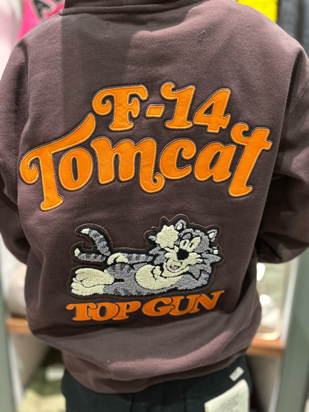 「スタッフコーデ、パーカー、AVIREX、カーゴパンツ、ラフ、秋コーデ、TOPGUN、AVIREXBelle、tomcat、AVIREX海老名」｜「AVIREXの【直営店限定】CORDUROY LOGO CAP/コーデュロイロゴキャップ（キャップ、グレー系）」を使った、あいかさん（レディース・158cm）の秋コーディネートの3枚目の写真