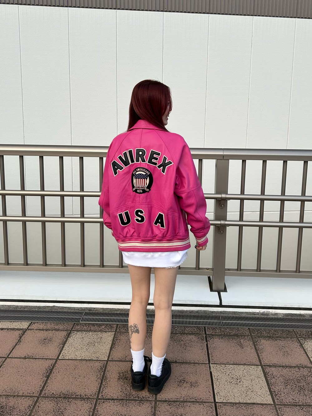「AVIREX、AVIREXBelle、AVIREX海老名、ピンク、レザージャケット、スタッフコーデ、秋コーデ、冬コーデ、フォローミー、いいね、save、フォローお願いします🤑」｜「AVIREXの【Women's】VARSITY LOGO CREW NECK SWEAT / バーシティ ロゴ クルーネック スウェット / AVIREX / アヴィレックス（スウェット、ホワイト系）」を使った、あいかさん（レディース・158cm）の秋コーディネートの2枚目の写真