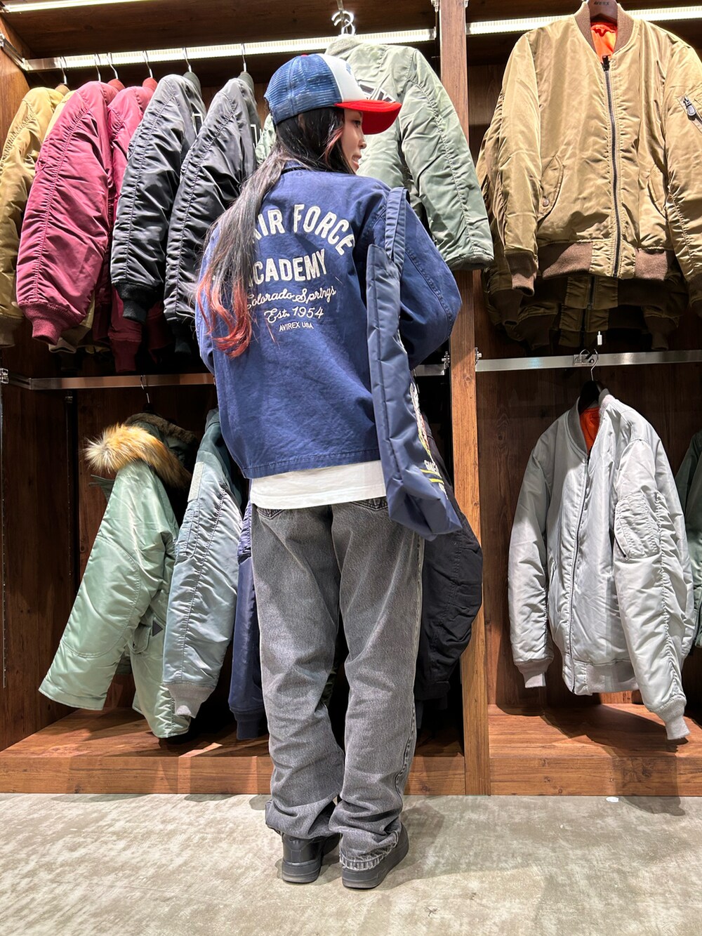 「AVIREX、AVIREXBelle、AVIREX海老名、キャップ、トートバッグ、tomcat、TOPGUN、スタッフコーデ、春コーデ、いいね、save、フォローお願いします🤑」｜「AVIREXのVARSITY RADIO MOTIF MESHCAP / バーシティ ラジオモチーフ メッシュキャップ / AVIREX / アヴィレックス（キャップ、レッド系）」を使った、あいかさん（レディース・158cm）の冬コーディネートの2枚目の写真